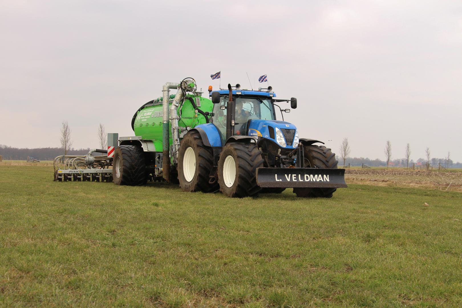 Machines van Loonbedrijf Veldman aan het werk op het land